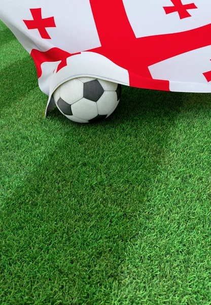 Balón de fútbol y bandera nacional de Georgia, hierba verde — Foto de Stock
