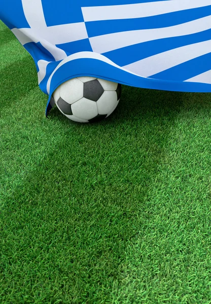 Balón de fútbol y bandera nacional de Grecia, hierba verde —  Fotos de Stock