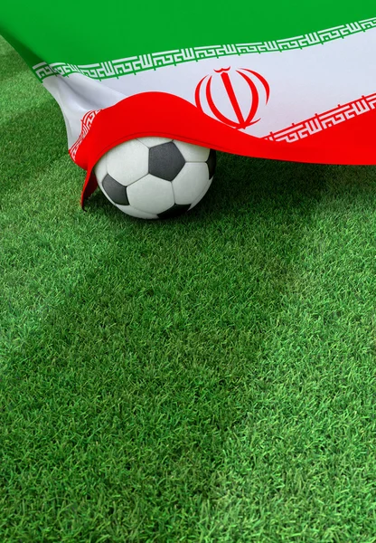 Voetbal en de nationale vlag van Iran, groen gras — Stockfoto