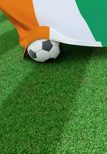Futbol topu ve Fildişi Sahili, yeşil çim ulusal bayrak — Stok fotoğraf