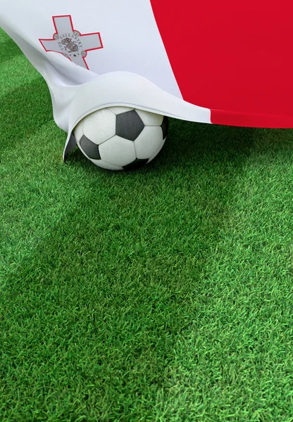 Balón de fútbol y bandera nacional de Malta, hierba verde — Foto de Stock