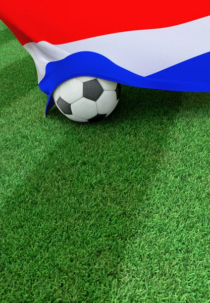 Bola de futebol e bandeira nacional de Nederland, grama verde — Fotografia de Stock