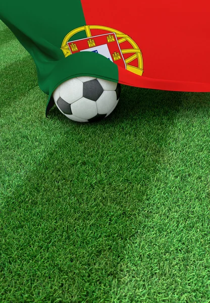 Fotbalový míč a národní vlajkou Portugalska, zelené trávy — Stock fotografie