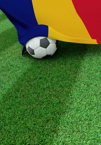 Piłki nożnej i flagi narodowej z Rumunii, Zielona trawa — Zdjęcie stockowe