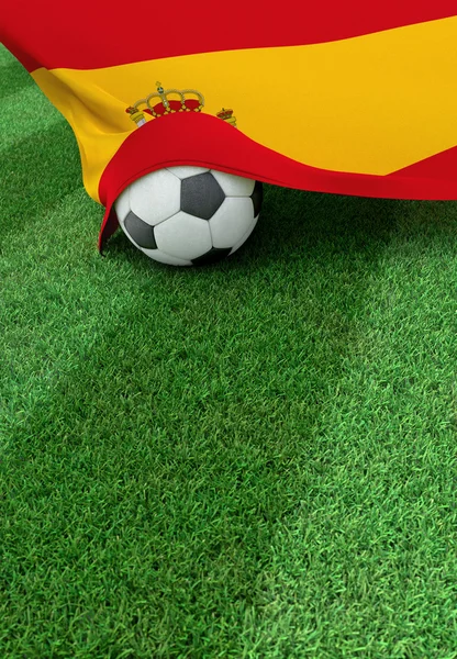 Bola de futebol e bandeira nacional da Espanha, grama verde — Fotografia de Stock