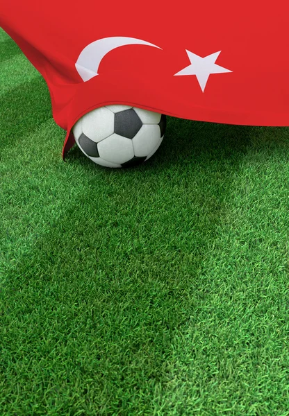 Fußball und Nationalflagge der Türkei, grünes Gras — Stockfoto