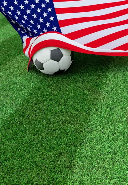 Fußball und Nationalflagge der USA, grünes Gras — Stockfoto