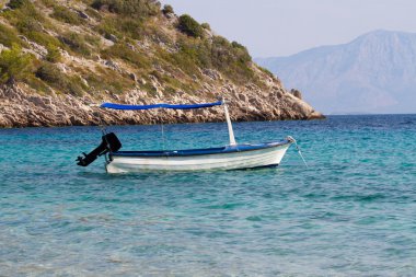 Küçük kumsalda - Hırvatistan gemi geldi