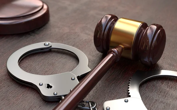 Gavel and handcuffs on wooden table background — Stock Photo, Image