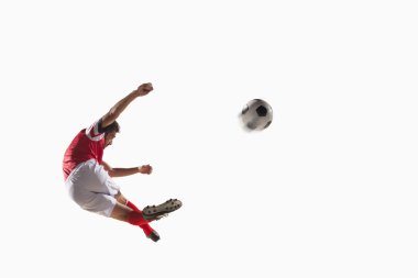 Atlet tekme futbol topu