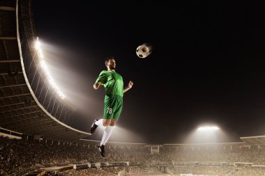 Atlet chesting futbol topu Stadyumu