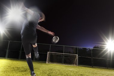 Futbol topu bir hedef haline tekmeleme atlet