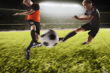 Bir futbol topu tekmeleme iki futbol oyuncuları
