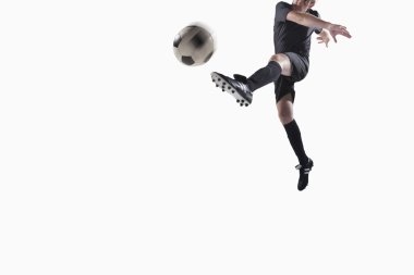 Atlet tekme futbol topu