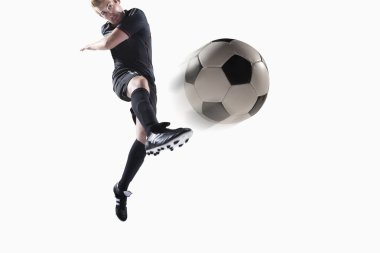 Atlet tekme futbol topu