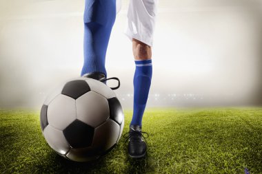 Atlet tekme futbol topu