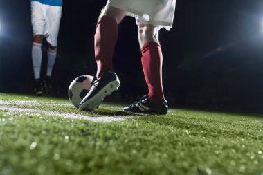 Bir futbol topu tekmeleme iki futbol oyuncuları