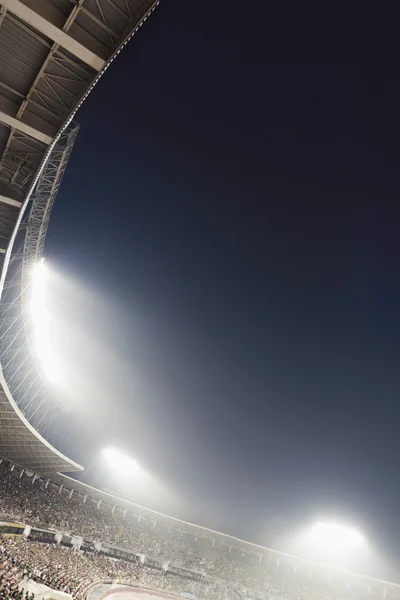 Вид на огни стадиона ночью — стоковое фото