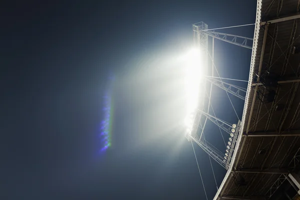 Weergave van stadion lichten 's nachts — Stockfoto