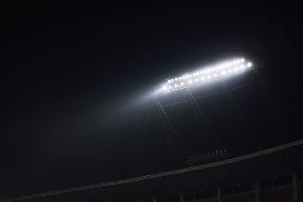 球场灯在夜间的视图 — 图库照片