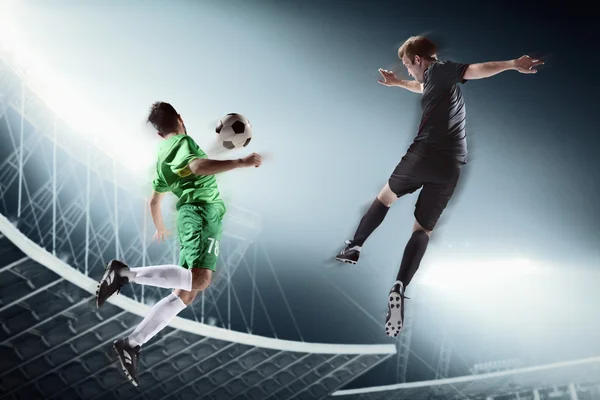 Dos futbolistas pateando una pelota de fútbol —  Fotos de Stock