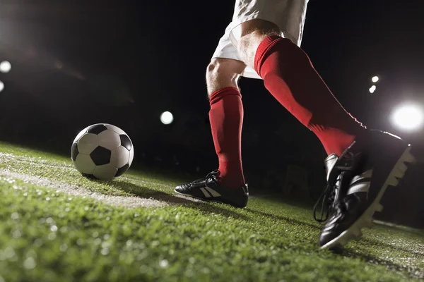 Jugador de fútbol haciendo una patada en la esquina —  Fotos de Stock