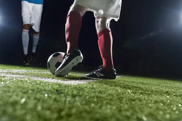 Due giocatori di calcio che calciano un pallone da calcio — Foto Stock