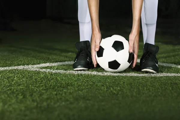 Atleta che posiziona pallone da calcio per calcio d'angolo — Foto Stock