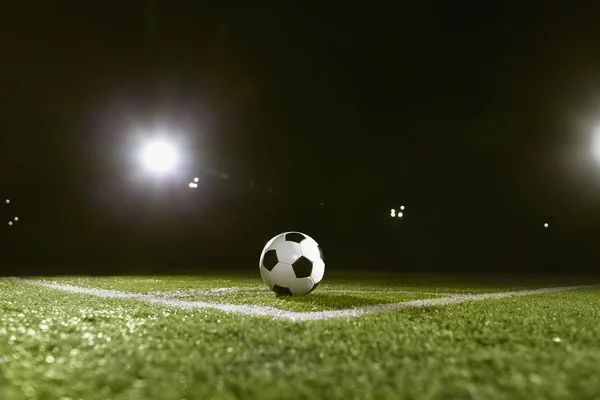 Pallone da calcio sul campo sportivo — Foto Stock