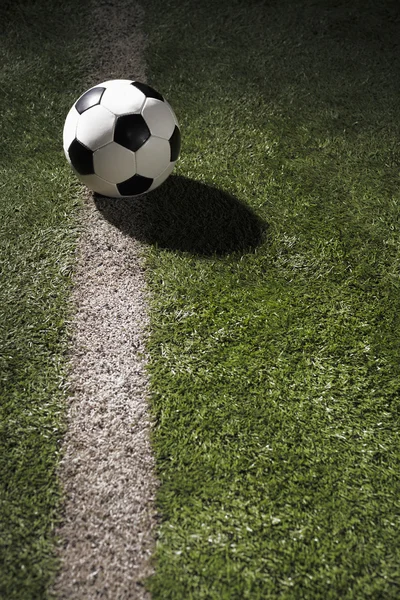 Pelota de fútbol en el campo de deportes — Foto de Stock