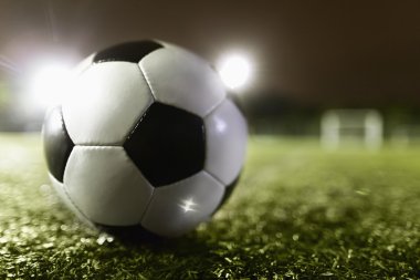 Futbol topu spor alanı