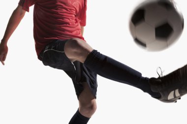 Futbol oyuncu tekme futbol topu