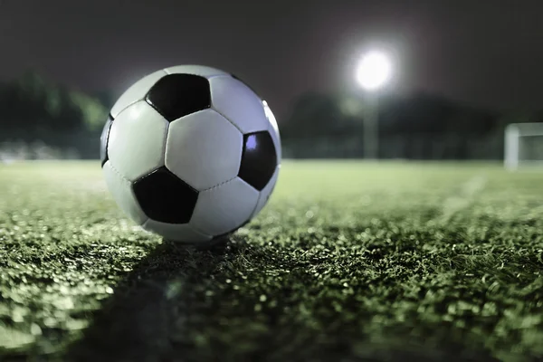 Pallone da calcio sul campo sportivo — Foto Stock