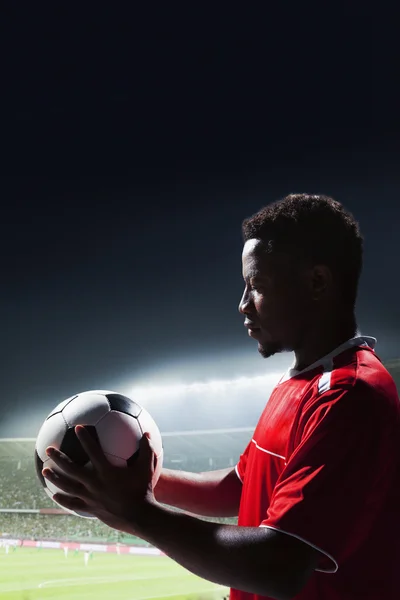 Atleta con pelota de fútbol en sus manos —  Fotos de Stock