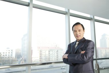 Cityscape önünde olgun adam