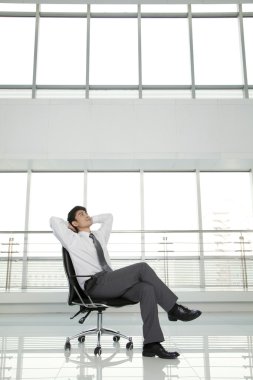 İş adamı sandalyeye rahatlatıcı