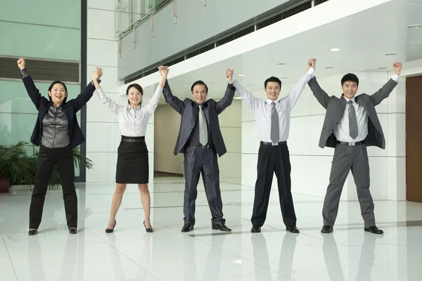 Equipe de negócios com braços levantados — Fotografia de Stock