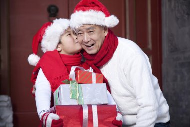 Dede ve torunu Noel hediyeleri holding