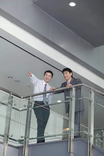 Affärsman pekar på trappa — Stockfoto