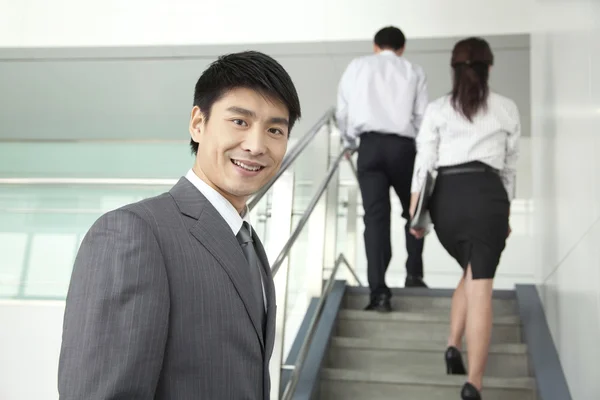 Empresários subindo escadas — Fotografia de Stock
