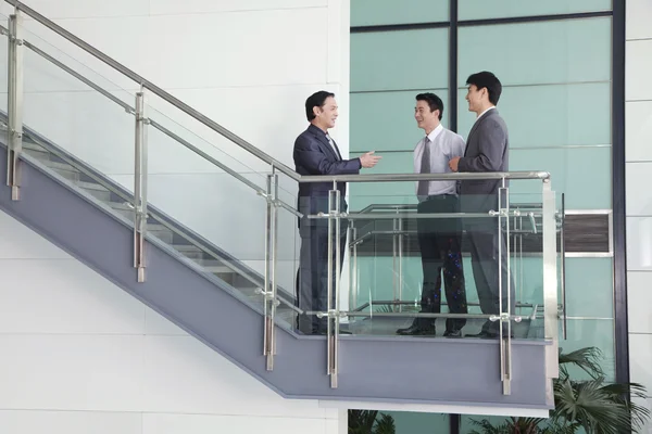 Drie zakenmensen op trap — Stockfoto