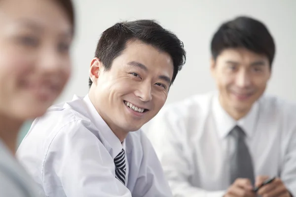 Homme d'affaires souriant à la caméra — Photo