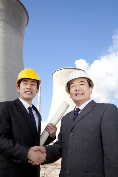 Businessmen at power plant — Stock Photo, Image