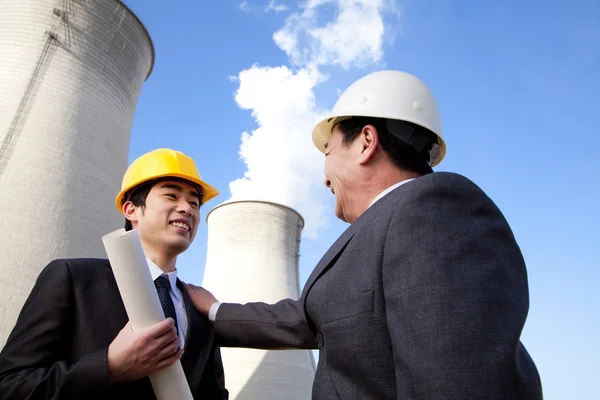 Zakenlieden op elektriciteitscentrale — Stockfoto