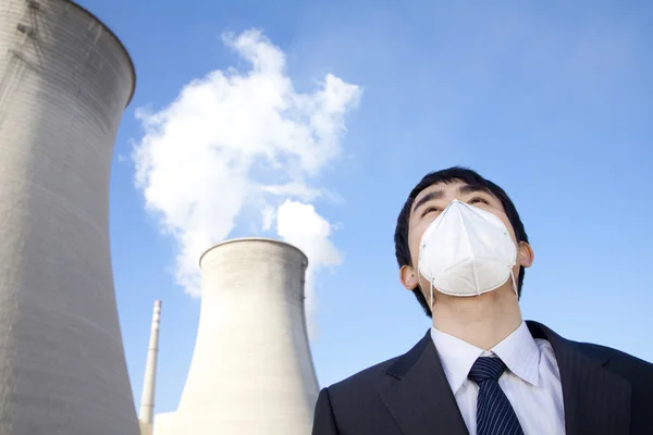 Geschäftsmann im Kraftwerk mit Gesichtsmaske — Stockfoto