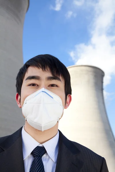 Homme d'affaires à la centrale électrique avec masque facial — Photo
