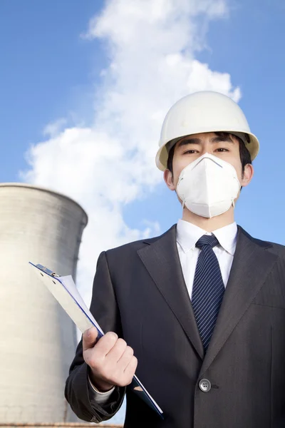Uomo d'affari alla centrale elettrica con maschera facciale — Foto Stock