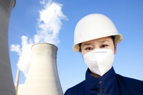 Pekerja dengan hardhat dan masker di pembangkit listrik — Stok Foto