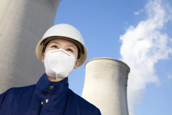 Arbetare med hardhat och mask på kraftverk — Stockfoto