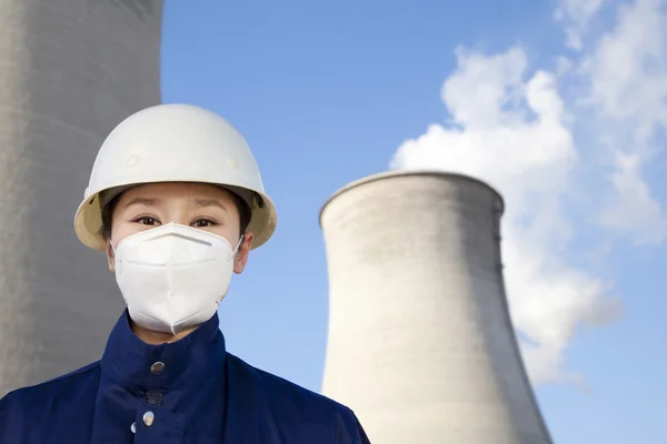 Operaio con cappello rigido e maschera alla centrale elettrica — Foto Stock